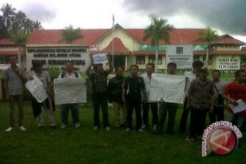 Demo wartawan Minut usut kasus kekerasan pers