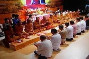 Umat Buddha Ikuti Ritual Kathina di Mendut