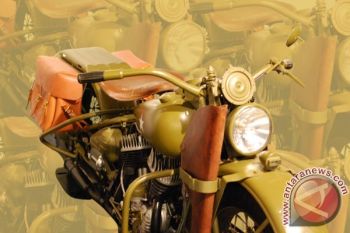 Sejumlah Sepeda Motor Antik  Mandi Bunga di Candi Pawon