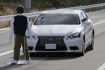 Toyota Uji Sistem Keselamatan Mobil 