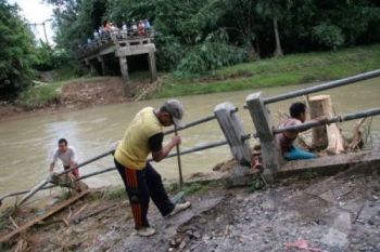 Jembatan Putus, Ribuan Warga Terisolasi