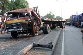 Kecelakaan Trailer Akibatkan Kemacetan Puluhan Kilometer