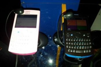 Nokia Luncurkan Asha 205 "Facebook"