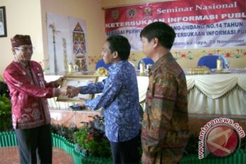  Asisten III Provinsi Kalimantan Tengah Godlin menerima penghargaan sepuluh besar dari Komisi Informasi Pusat (KIP) 
