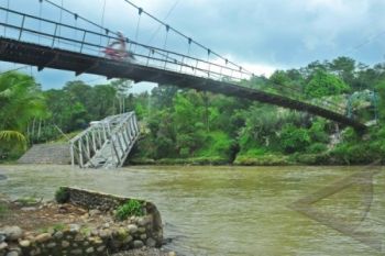 JEMBATAN AMBRUK