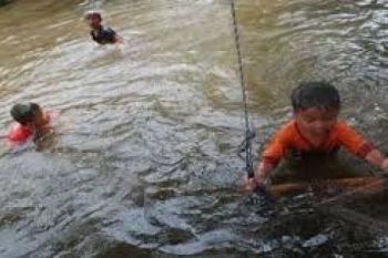 Siswa Kelas 1 SD Di Semarang Hanyut