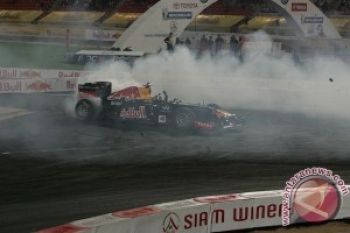 David Coulthard Nge-"Drift" Memakai Mobil Formula 1