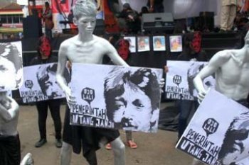 MENAFSIR MUNIR MELAWAN LUPA