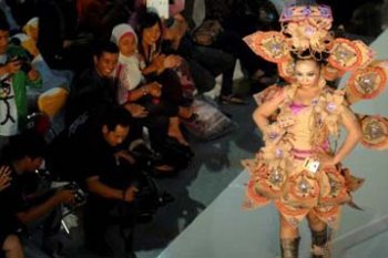 BUSANA KERTAS SEMEN