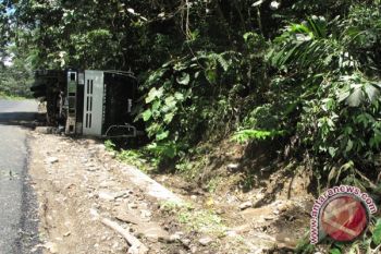 Jalan Lintas Barat Sumatera Lampung-Bengkulu Longsor