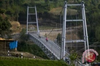 Jembatan gantung ambruk satu korban tewas