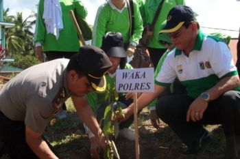 Polres Tanahdatar Tanam 7.500 Bibit Pohon Produktif
