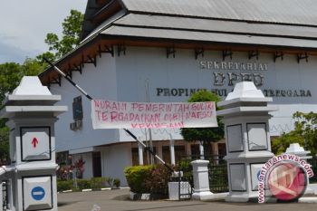 Pengungsi Maluku Duduki Teras Gedung Dprd Sultra 