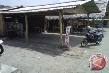 Bantul upayakan pembongkaran lapak Parangtritis selesai 2013