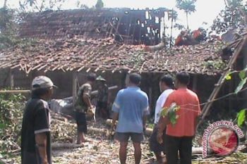 Korban puting beliung terima bantuan alat dapur