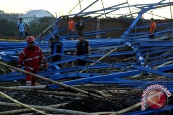 Tiga Orang Tewas, 40 Tertimpa Bangunan