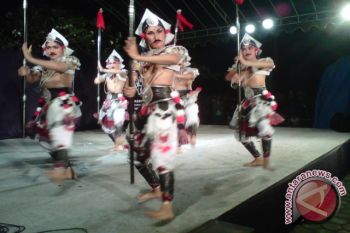 Tarian ISI Yogyakarta meriahkan pembukaan Festival Kasongan