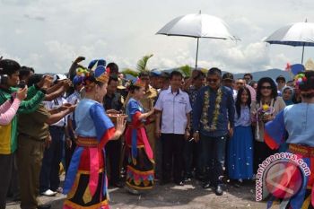 Ribuan Warga Sampaikan Selamat Kepada Gubernur Sultra