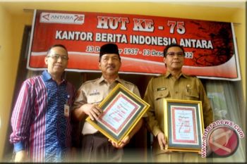 Riban Satia Terima Penghargaan Lkbn Antara 