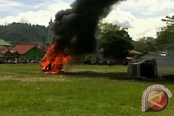 Polisi Tenangkan Demonstran Di Morowali
