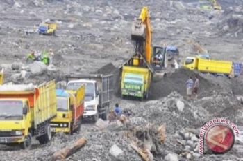 Lima truk dan "excavator" tergulung banjir lahar 