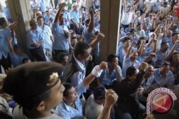 Puluhan sopir taksi unjukrasa karena kalah bersaing