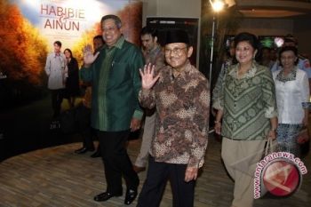 Habibie tebarkan senyum peringati 1.000 hari Ainun