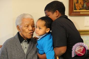  Mandela dirawat di rumah sakit hari yang kesepuluh