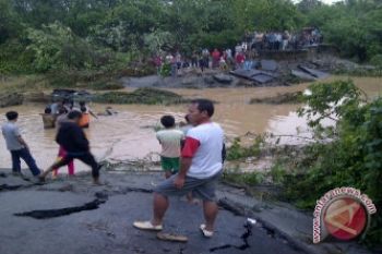 Jalinbar Krui-Kota Agung Putus Total