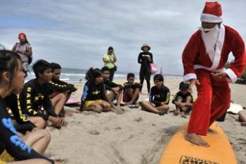 SANTA KLAUS MENGAJAR BERSELANCAR