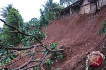 Dua Rumah dan Pustu Rusak Akibat Longsor
