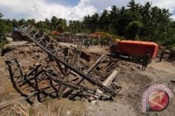 Jembatan Bujung Tenuk Tulang Bawang Amblas