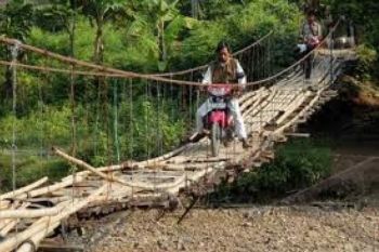 Masyarakat Pesisir Selatan Minta Perbaikan Jembatan Rusak