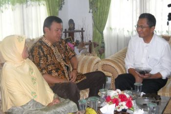 Dahlan Datangi Keluarga Besar Michel di Padang