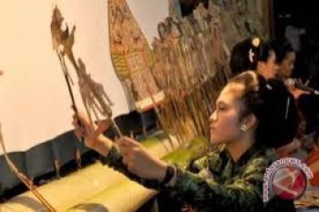 Empat perempuan dalan pentas peringati hari ibu
