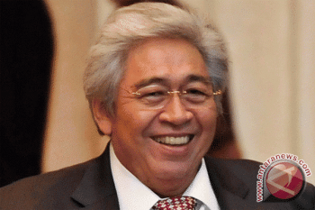 Taufiq Serahkan Potongan kue Pertama Kepada Habibie