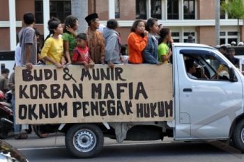 DUKUNG TERDAKWA PENEBANG BAMBU