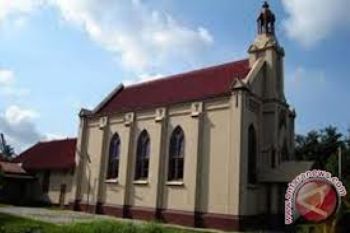 Anggota Brimob Lakukan Penyisiran Awal di Gereja