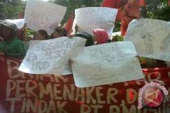 Karyawan Swalayan Luwes Solo Tuntut  Pengembalian Posisi