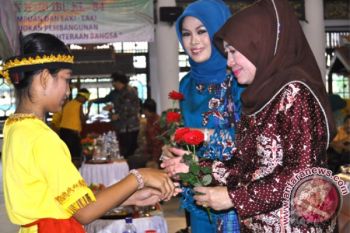Pemberian Mawar Merah Dari Salah Satu Pelajar SD