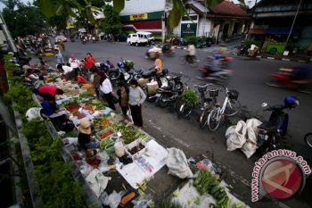Pedagang gunakan trotoar
