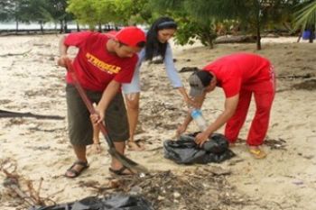 Bersihkan Pantai/Foto Joko Sulistyo