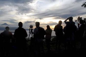 Wisatawan Saksikan Matahari Terbit dari "Punthuk Setumbu"