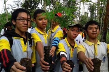 Pelajar Tanam Pohon di Merapi