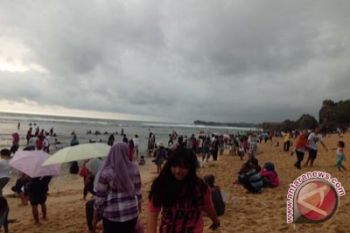 Pantai Indrayanti Gunung Kidul dipadati pengunjung 