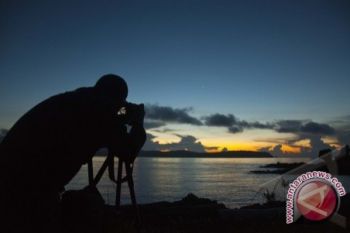 Wisatawan Saksikan Matahari Terbit Dari Punthuk Setumbu