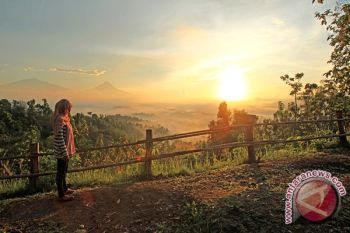 Seniman abadikan matahari terbit di Punthuk Setumbu 
