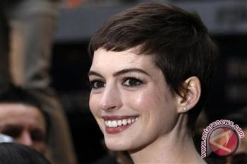  Anne Hathaway percaya cinta pandangan pertama