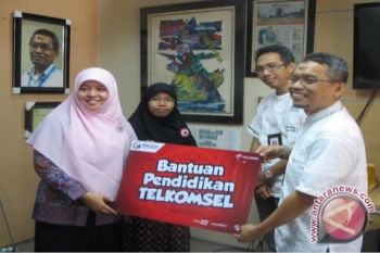 Telkomsel bantu biaya pendidikan pelajar tak mampu 