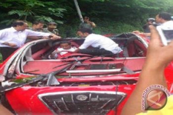 Mobil Listrik Dahlan Menabrak Tebing di Magetan